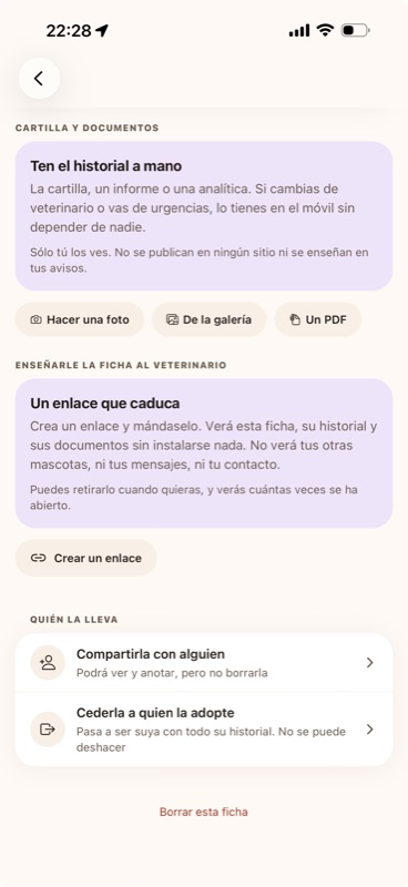 La sección de cartilla y documentos de una ficha, con el enlace que caduca para la clínica y las opciones de compartir o ceder la ficha
