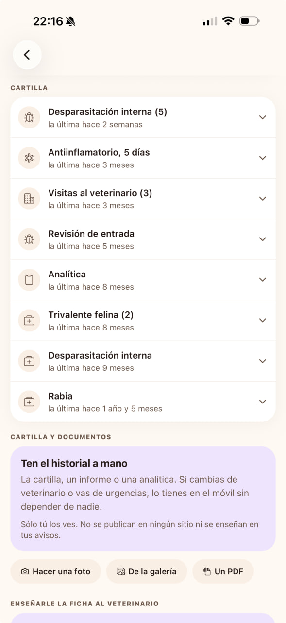 La cartilla de una gata agrupada por tipo: desparasitaciones, antiinflamatorio, visitas al veterinario y vacunas, cada una con cuánto hace de la última
